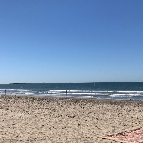 Meet your Posher, Courtney - Picture 1 of 2